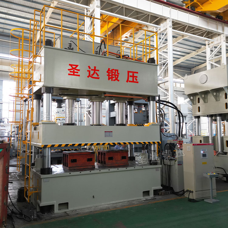 800噸三梁四柱液壓機(jī)車間實(shí)物 800噸三梁四柱液壓機(jī)車間實(shí)物